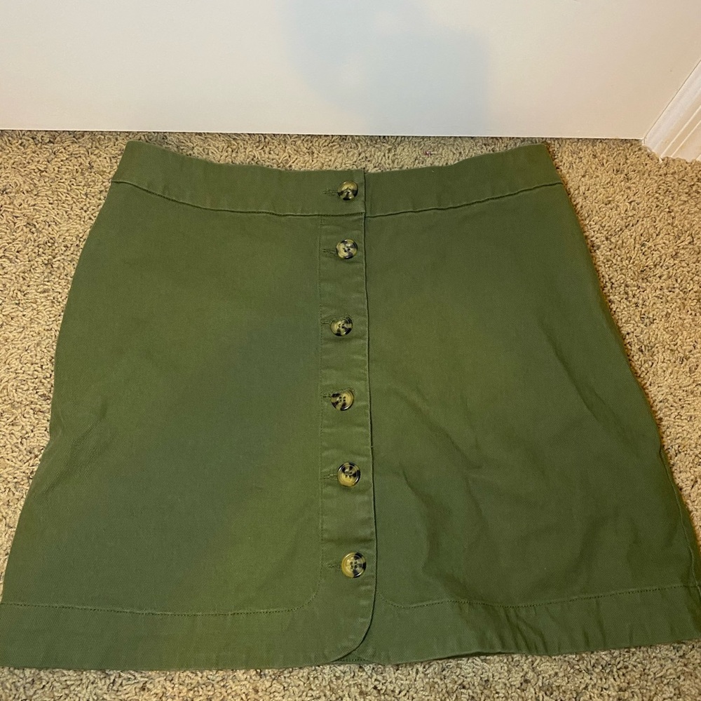💚Green skirt with brown buttons 💚
